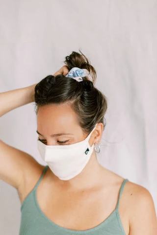woman wearing organic cotton hannahMASK Beige